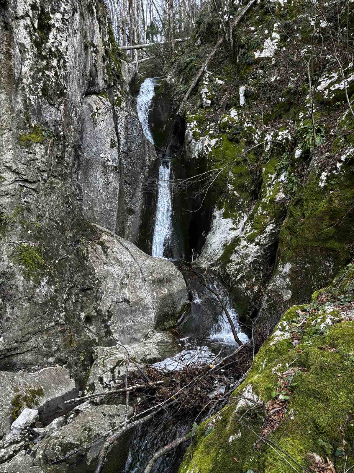 Zimska čarolija na Kozari: Šetnja do vodopada Zovik